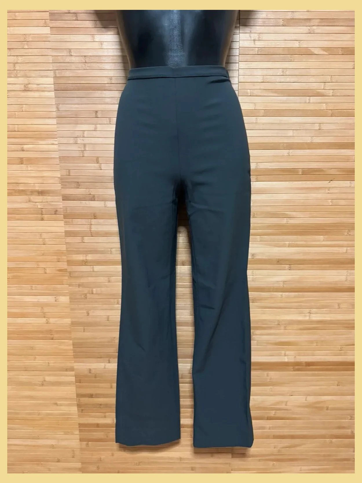 Divino pantalón muy elástico ligeramente acampanado 😍