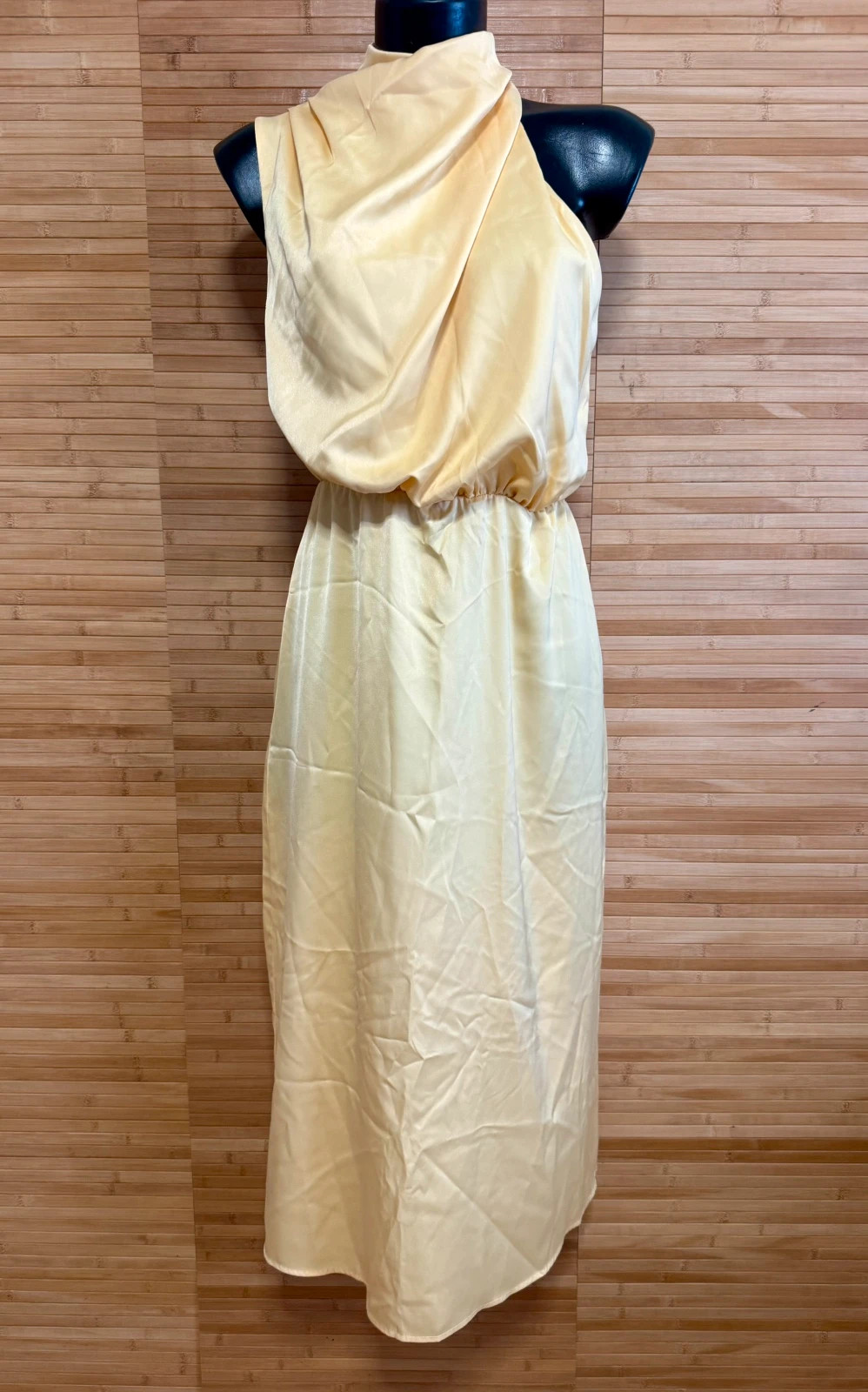 Divino vestido satinado de fiesta , talla M 😍