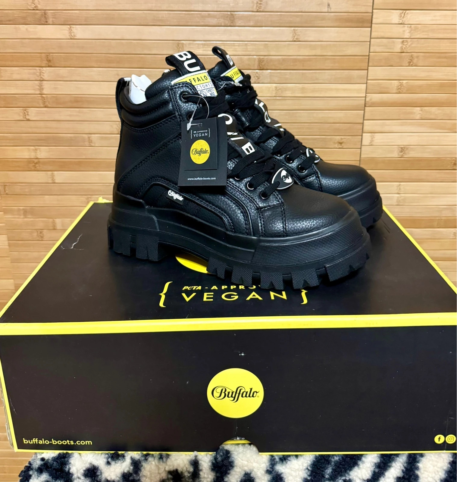 Divinos botines piel vegana de marca Buffalo número 37 😍