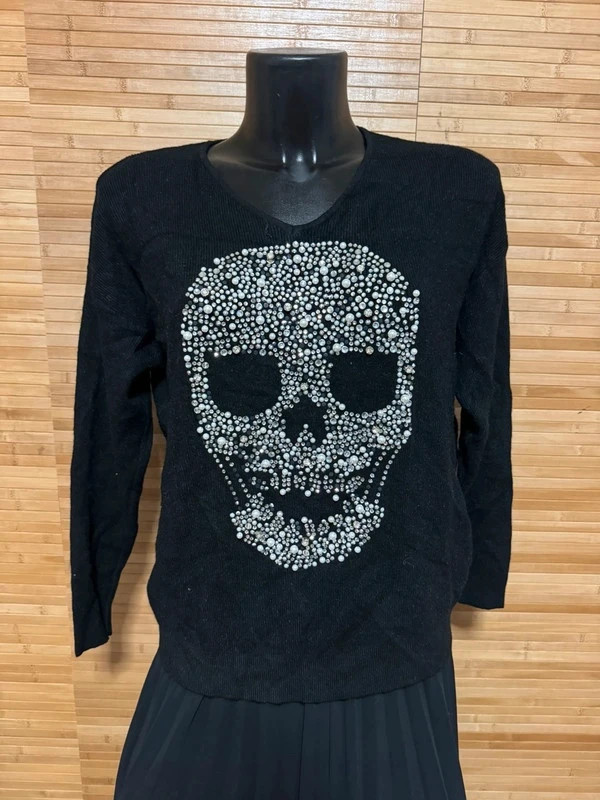 Jersey negro con calavera marca Moewy talla única 😍