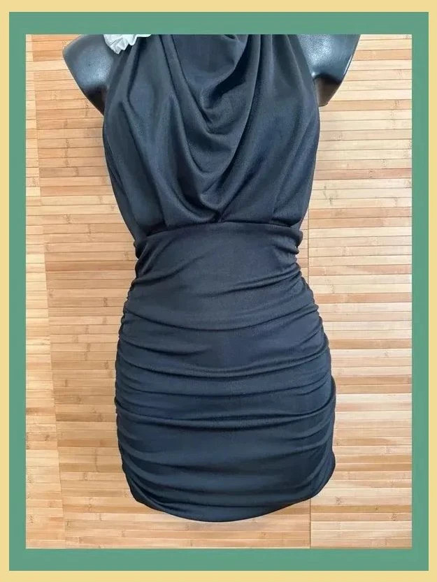 Espectacular vestido drapeado con flor blanca , de Zara , talla XS 😍 – Zara – taille XS / 34 / 6 2