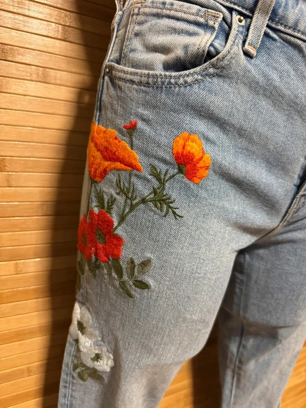 Divino vaquero Levis pitillo con flores bordadas talla 36 😍 – Levi's – taille S / 36 / 8 4