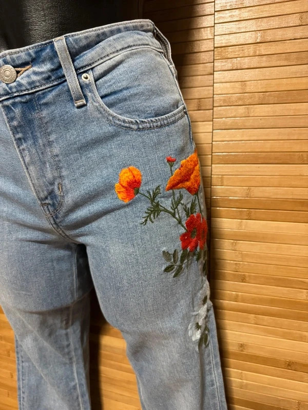 Divino vaquero Levis pitillo con flores bordadas talla 36 😍 – Levi's – taille S / 36 / 8 3