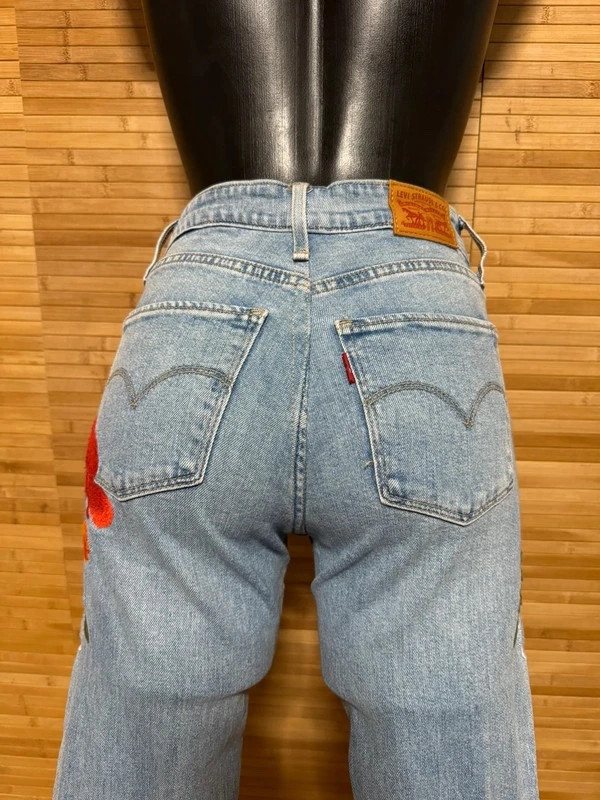 Divino vaquero Levis pitillo con flores bordadas talla 36 😍 – Levi's – taille S / 36 / 8 2