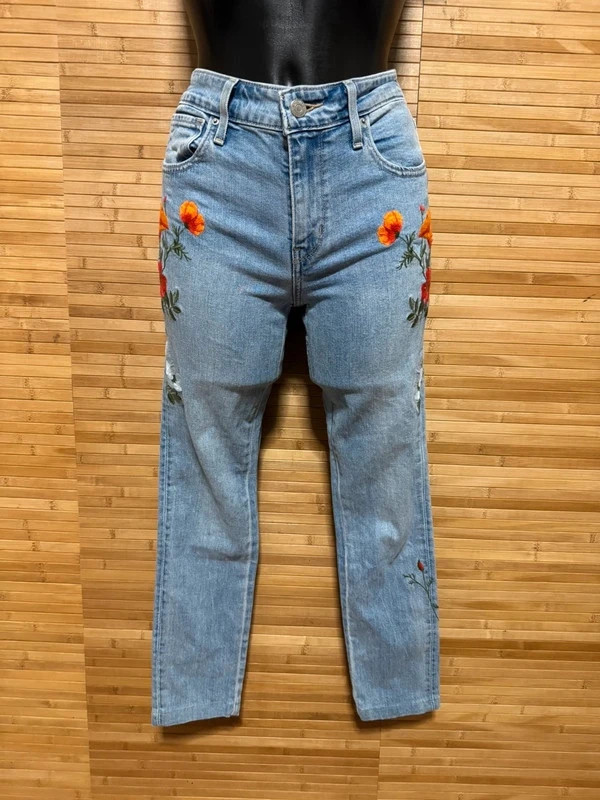 Divino vaquero Levis pitillo con flores bordadas talla 36 😍