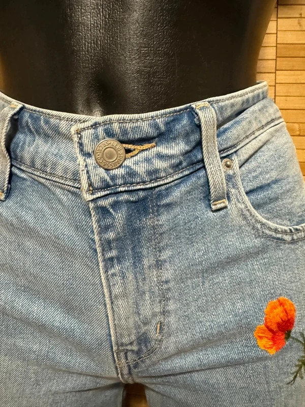 Divino vaquero Levis pitillo con flores bordadas talla 36 😍 – Levi's – taille S / 36 / 8 5