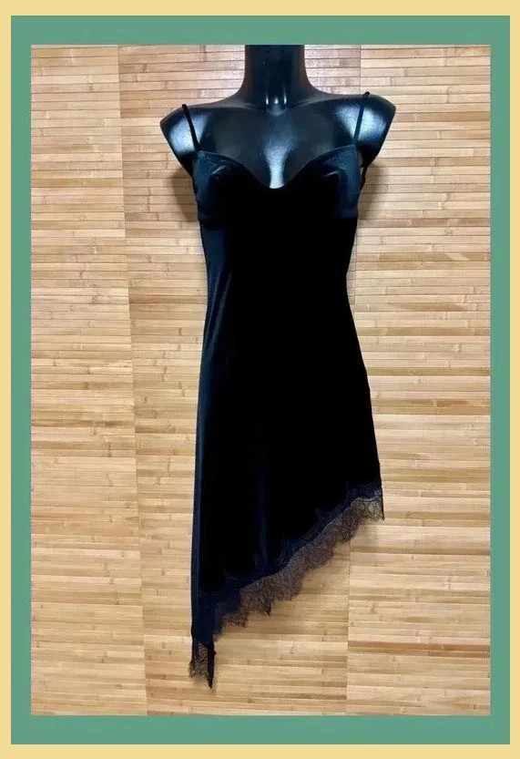 Divino vestido lencero de terciopelo y encaje de Zara ,talla XS 😍