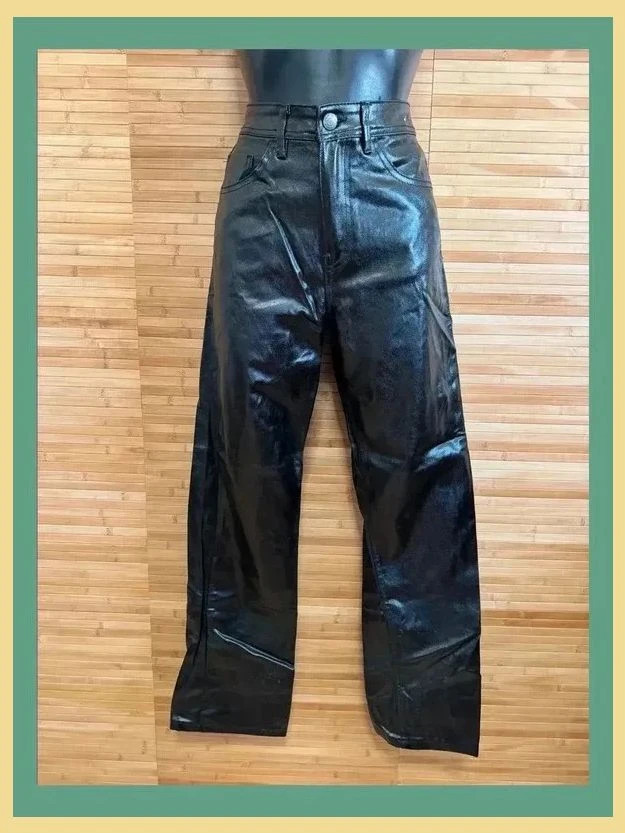 Divino pantalón efecto cuero de marca Lefties , talla 44 😍