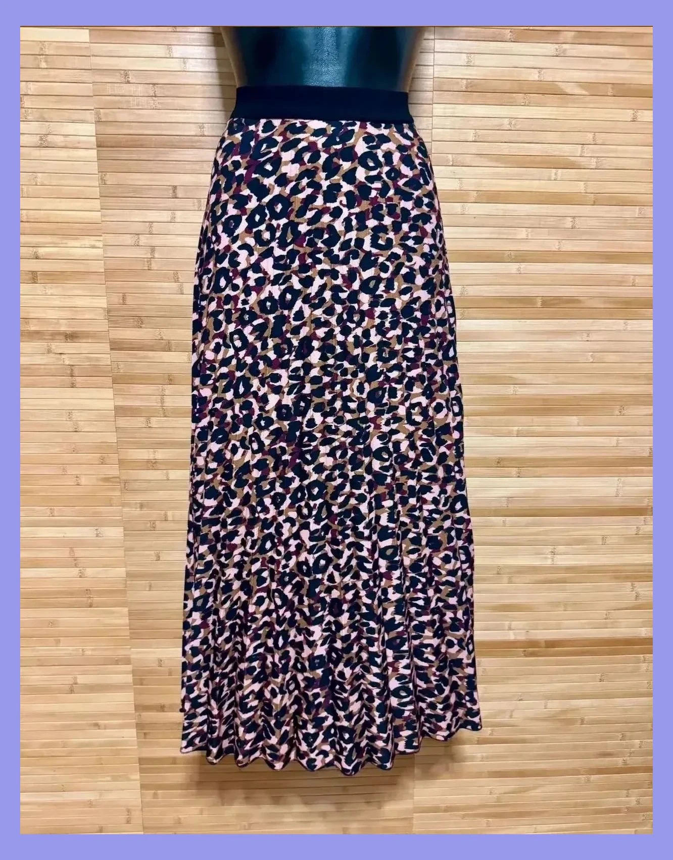 Divina falda plisada animal print , talla M 😍