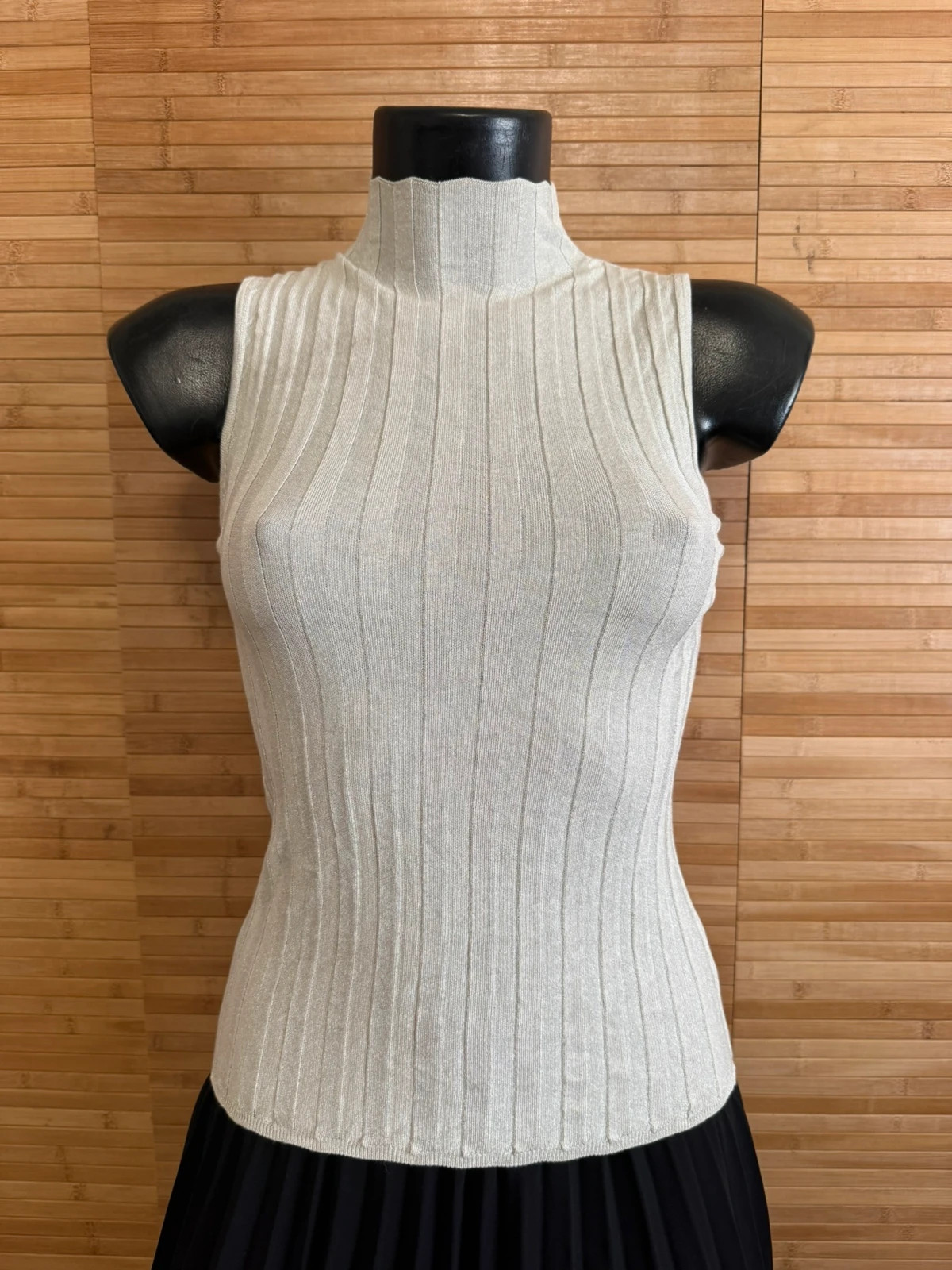 Top cuello alto con brillo de marca Mango talla M 😍