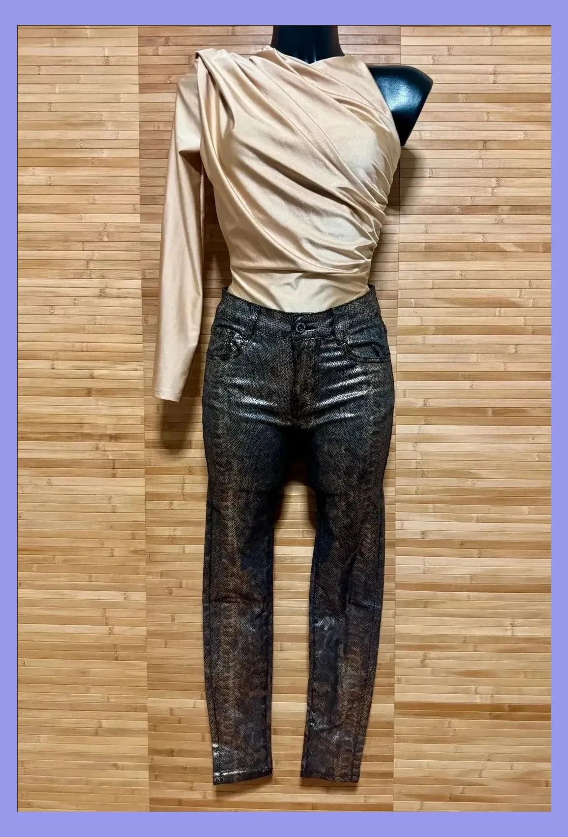 Vaquero pitillo metalizado animal print , marca Q2 , talla S 😍
