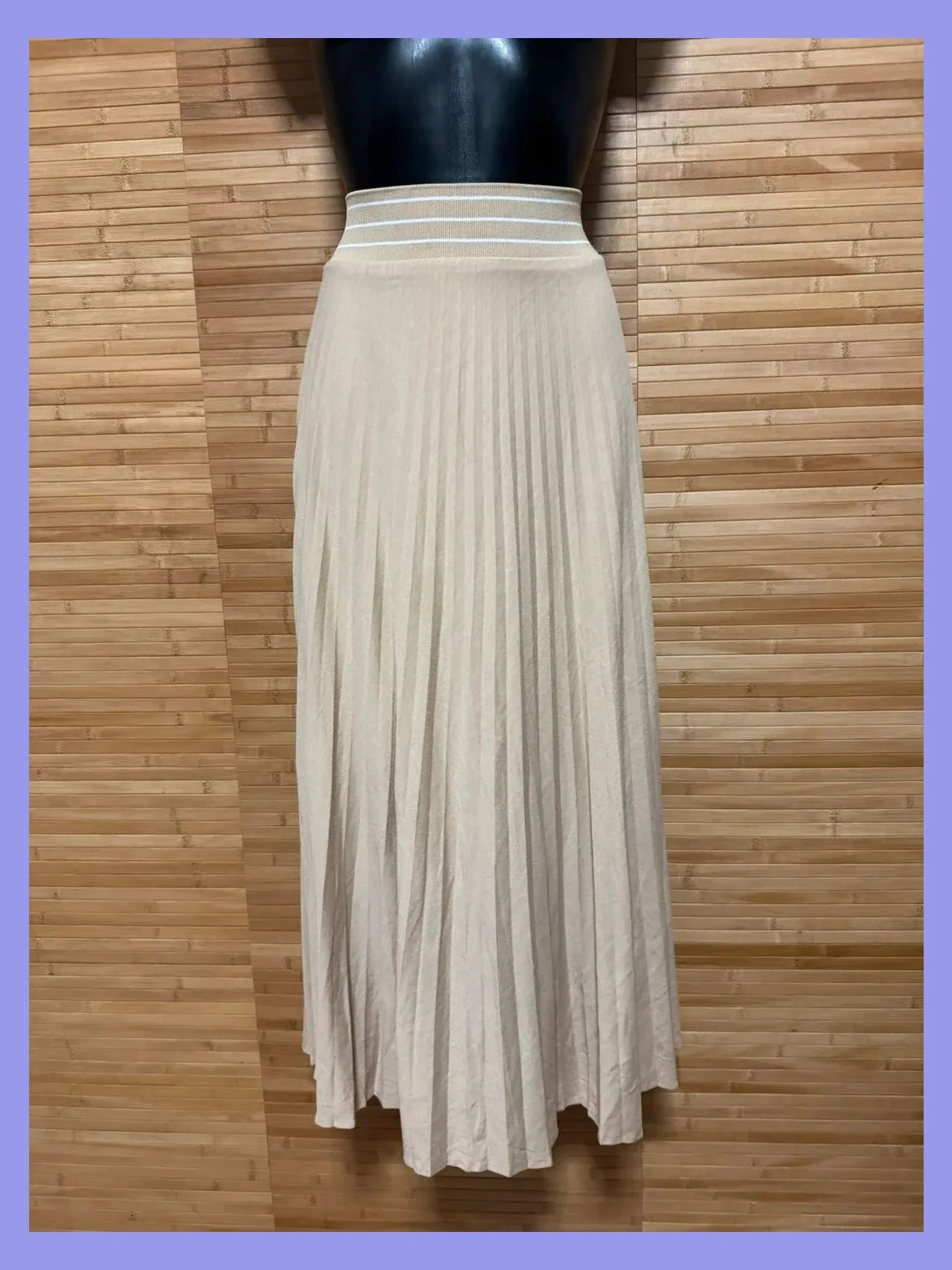 Divina falda plisada marca Simple , talla XL , cintura elástica 😍