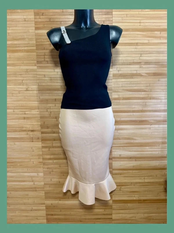 Divina falda ajustada elástica de marca boohoo talla S 😍