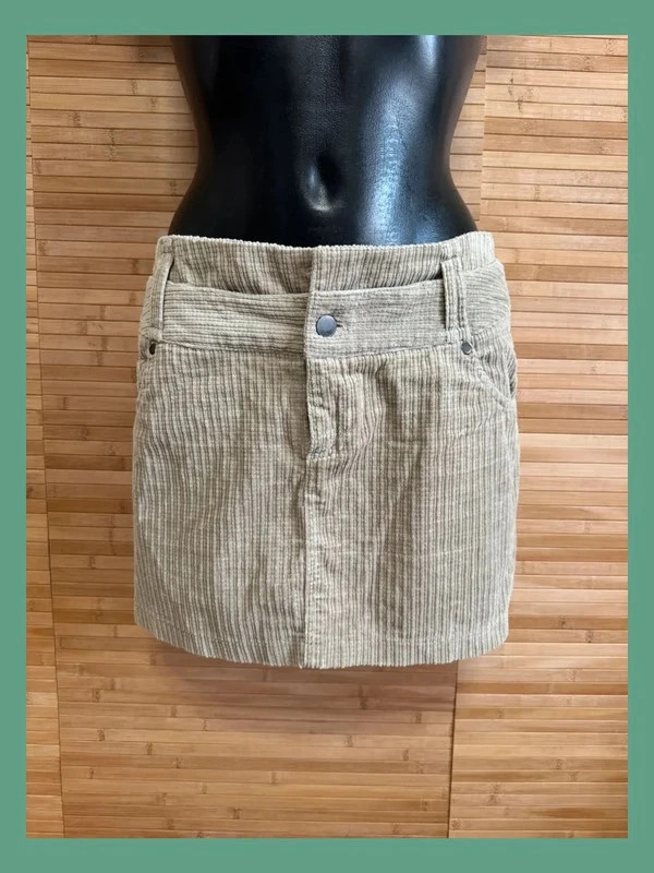 Divina mini falda pana , cintura baja , estilo vintage , marca Ichi , talla M 😍