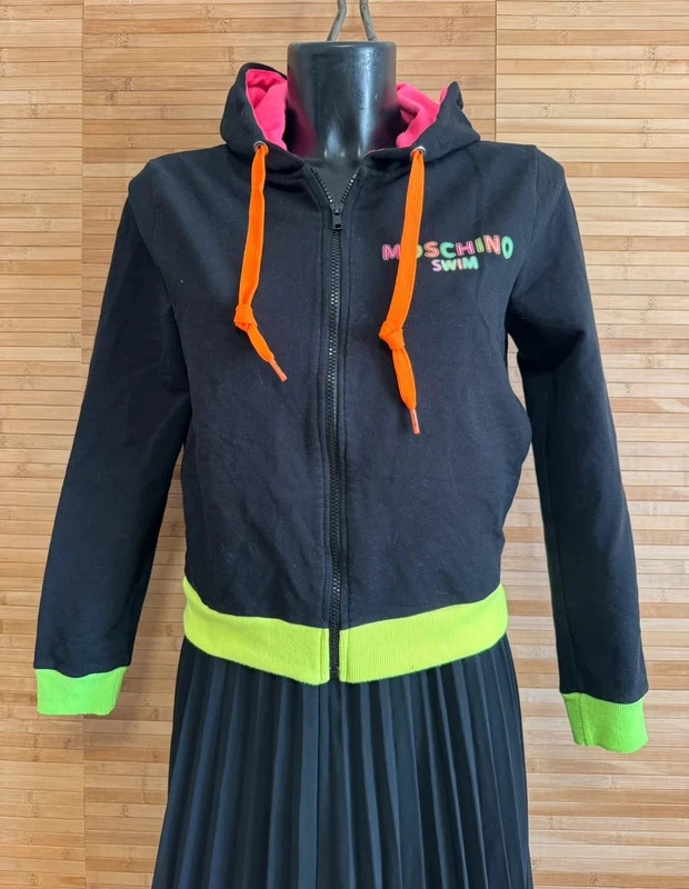 Divina sudadera de Moschino talla S 😍