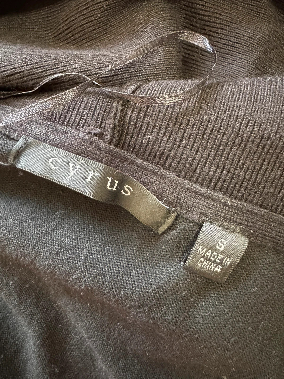 Cárdigan negro abierto con capucha marca Cyrus talla S 😍 – Cyrus – taille S / 36 / 8 5