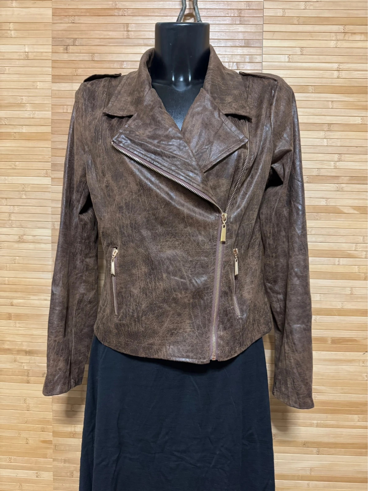 Chaqueta ligera marca triple nine talla L 😍
