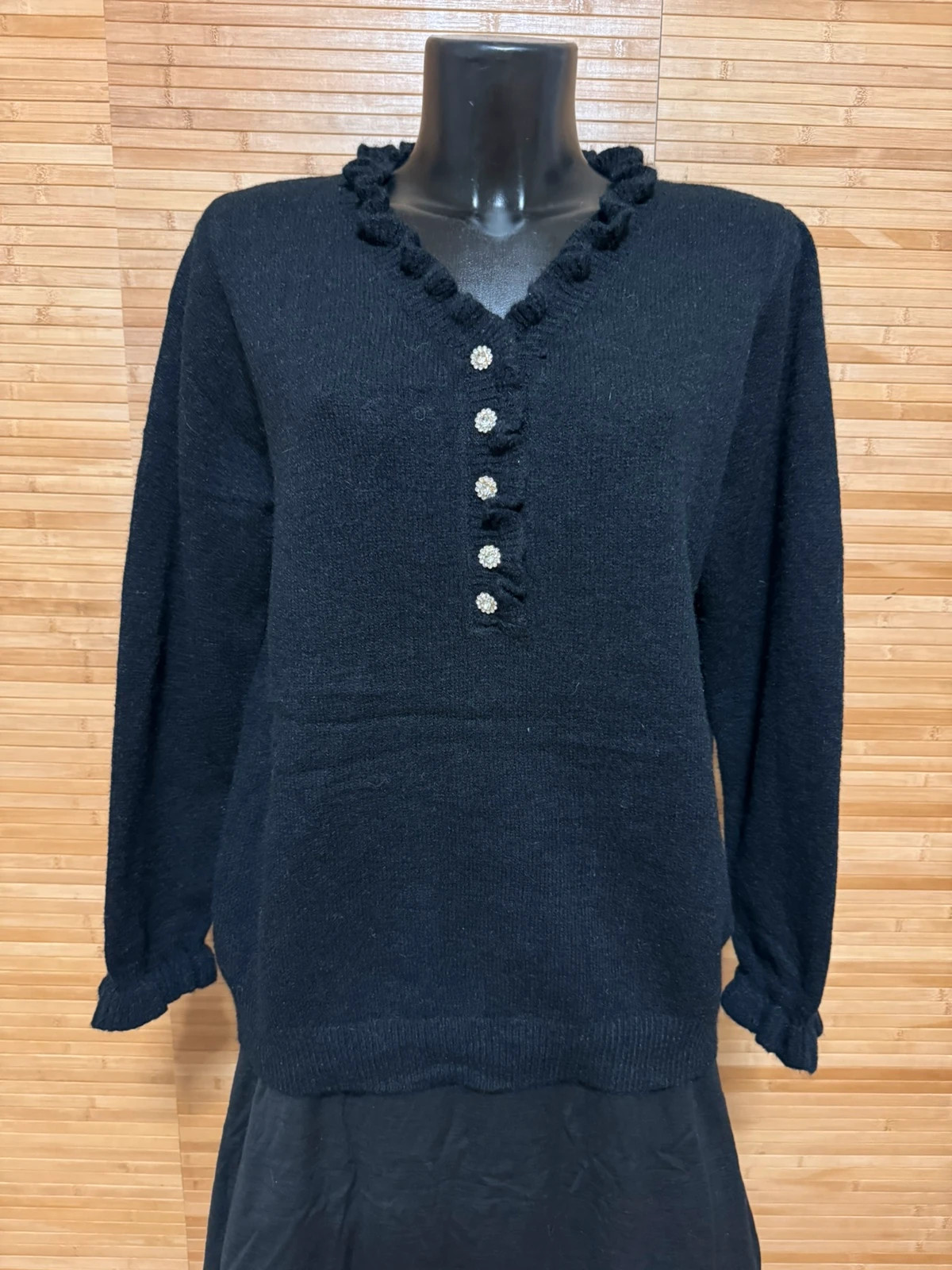 Divino jersey negro con botones joya de marca Paprika talla M/L 😍