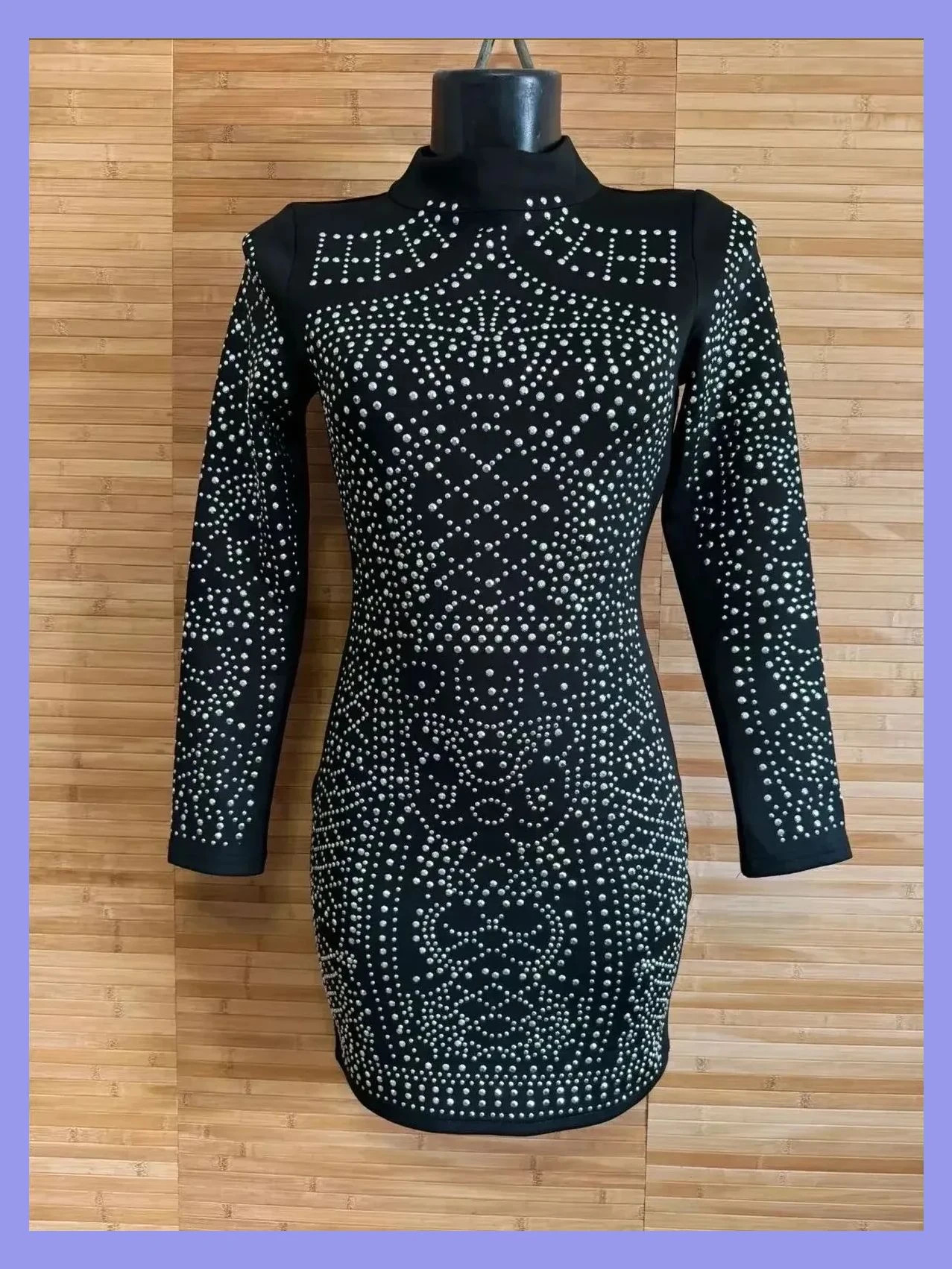 Vestido negro mini con tachuelas plateadas talla S 😍