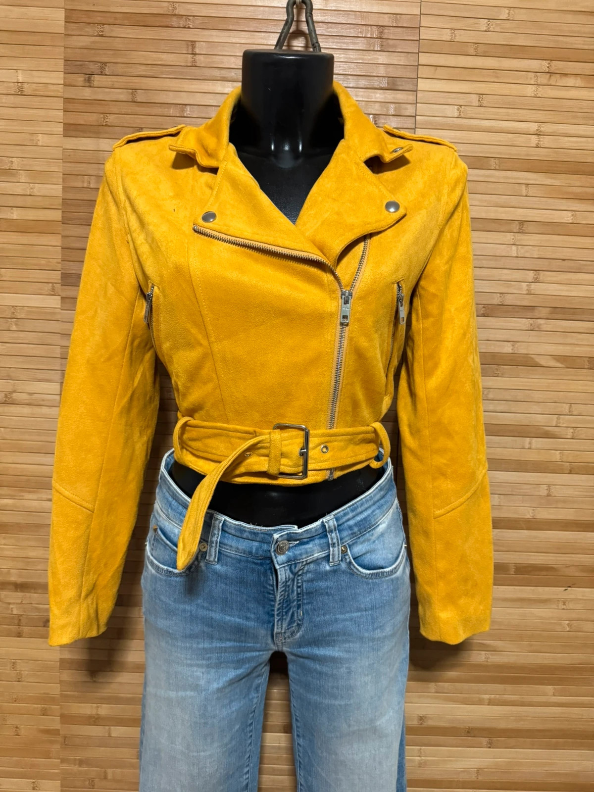 Chaqueta corta antelina color mostaza de Bershka talla M 😍