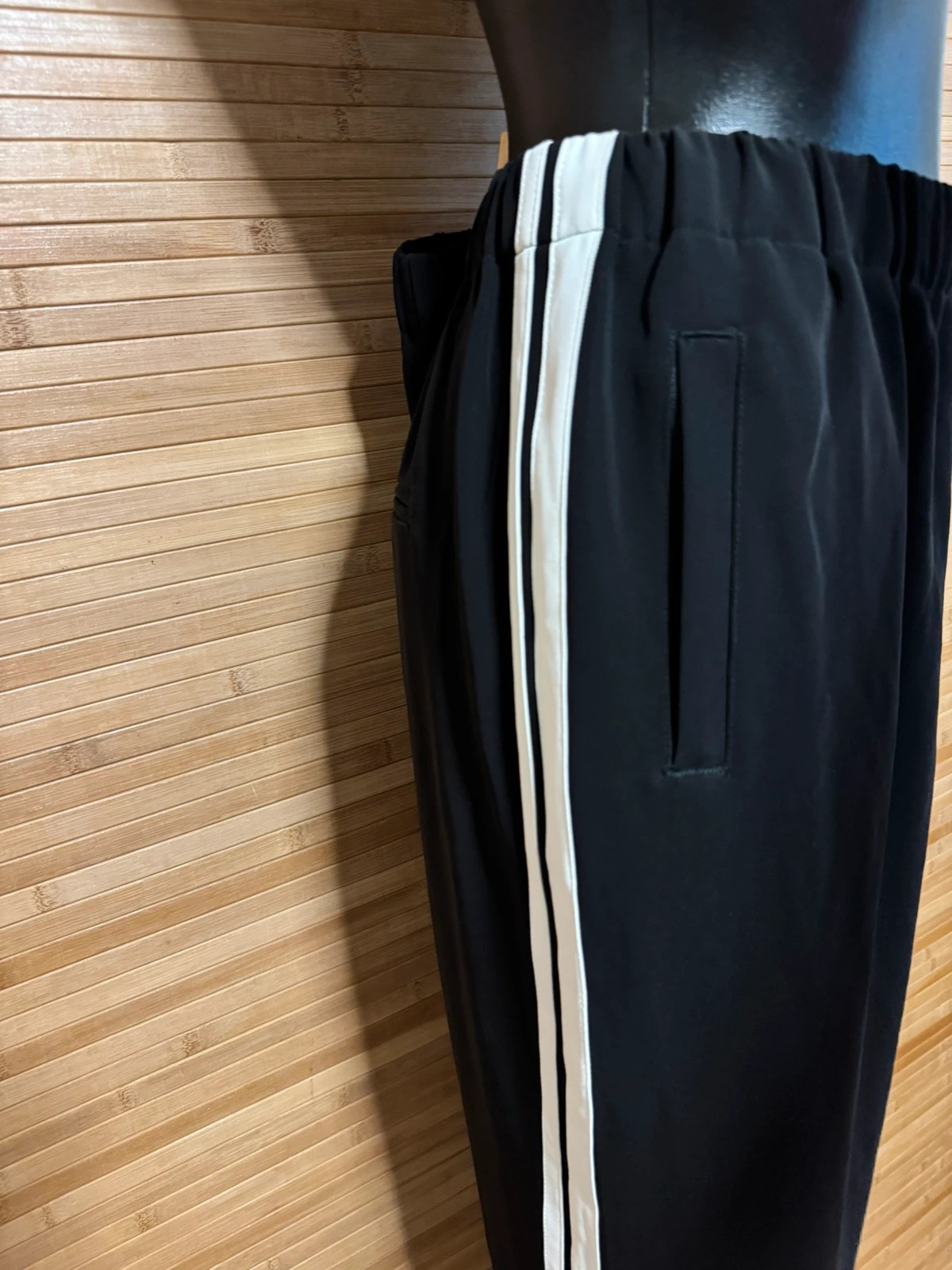 Divino pantalón negro con rayas blancas en los lados marca Catwalk Junkie talla 40 😍 – Catwalk Junkie – taille L / 40 / 12 2