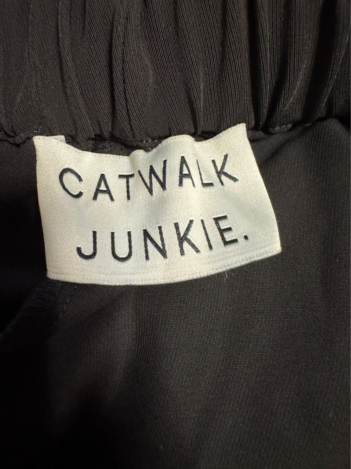Divino pantalón negro con rayas blancas en los lados marca Catwalk Junkie talla 40 😍 – Catwalk Junkie – taille L / 40 / 12 4