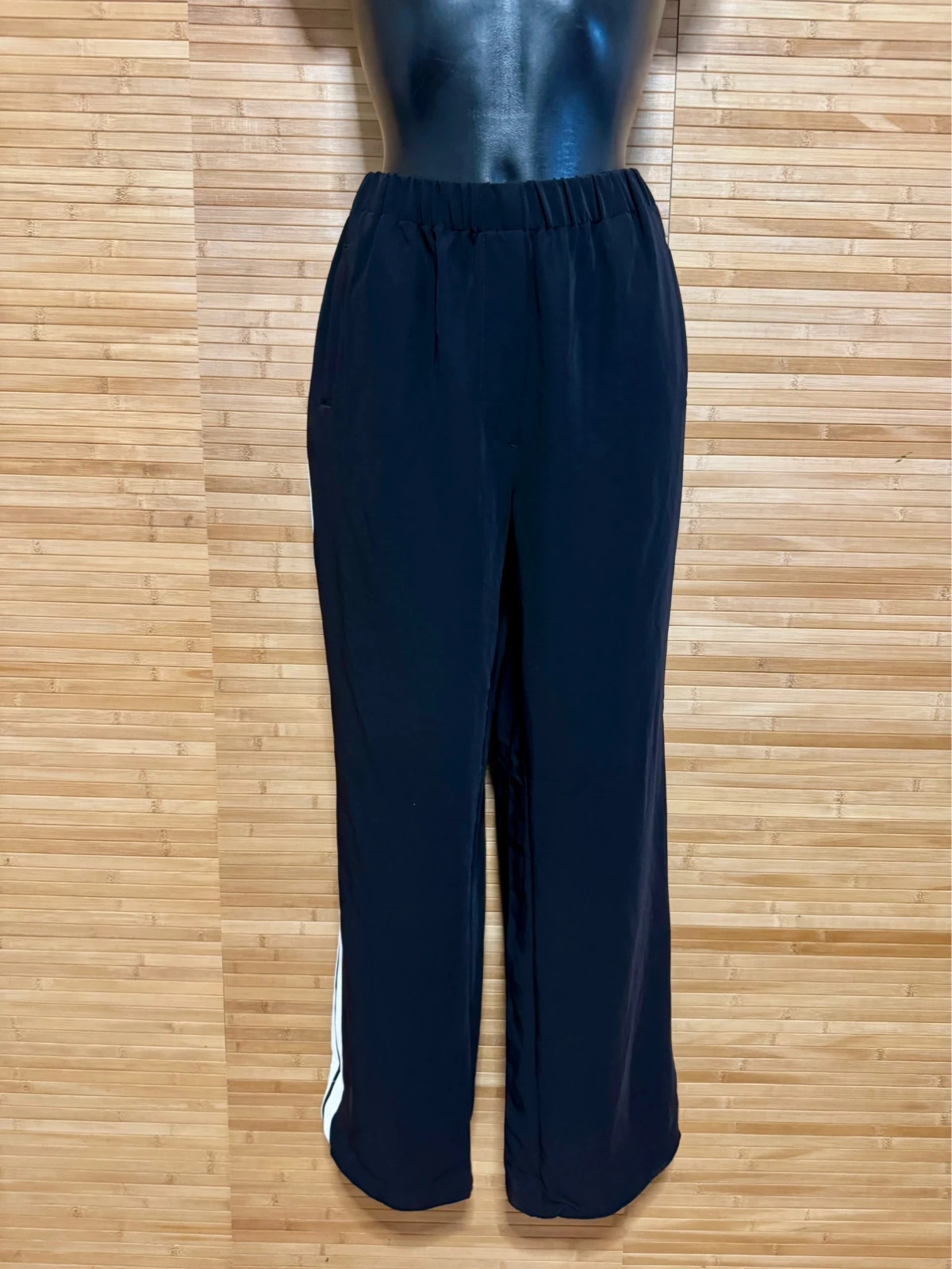 Divino pantalón negro con rayas blancas en los lados marca Catwalk Junkie talla 40 😍