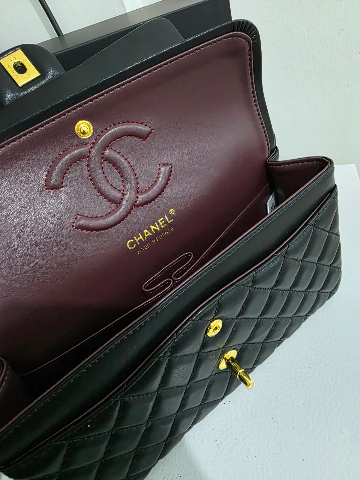 Chanel Flap Bag Matelassé Noir Chaîne Dorée 5