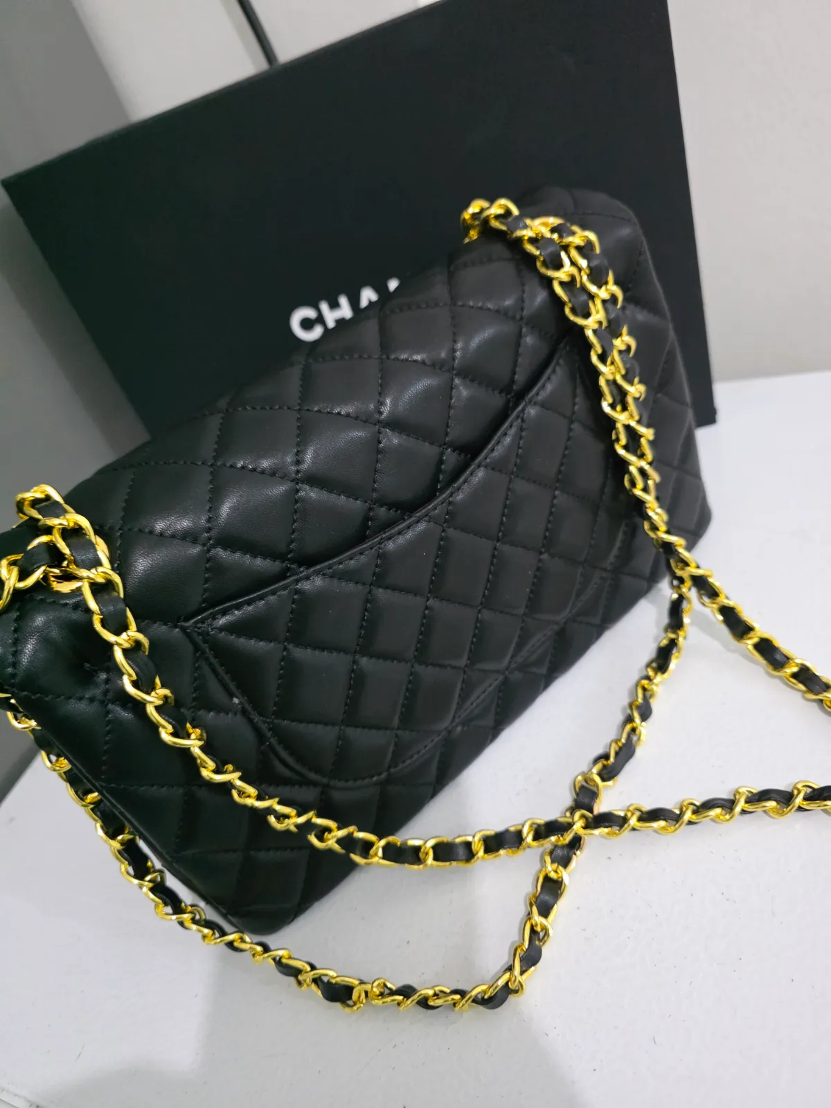 Chanel Flap Bag Matelassé Noir Chaîne Dorée 2