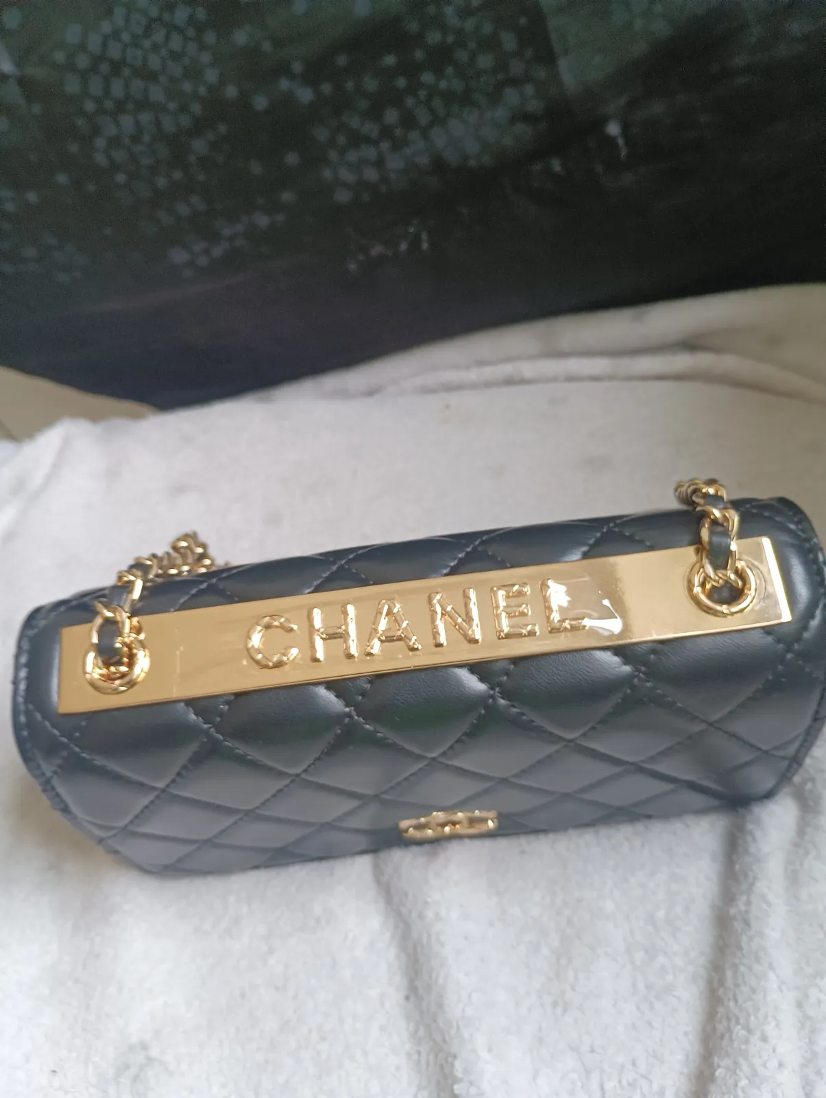 Chanel sac à main matelassé chaîne dorée 3