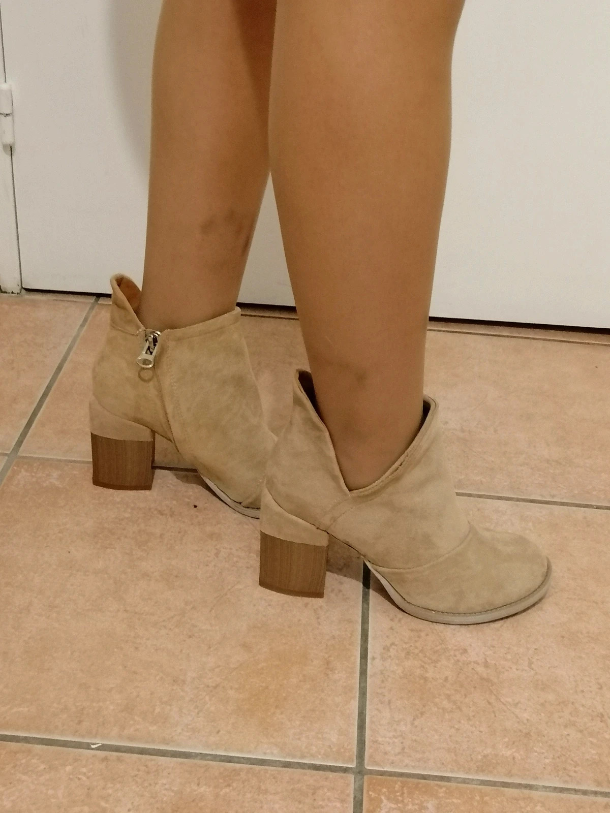 Bottines beiges en suédine à talons Taille 38 Neuves – Phil Firenze – taille EU 38 2