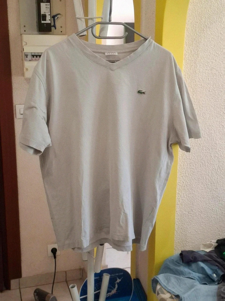 T-shirt col V Sport Lacoste - Beige / Gris - Taille 6 (L/XL)