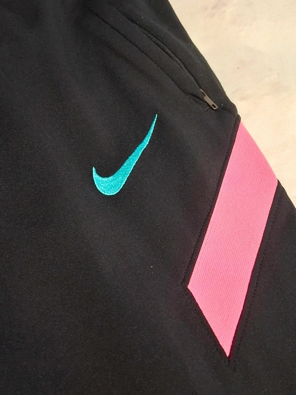 Pantalon de survêtement Nike FC Barcelone - Saison 20/21 - Noir et rose / turquoise - Taille S – Nike – taille S 4