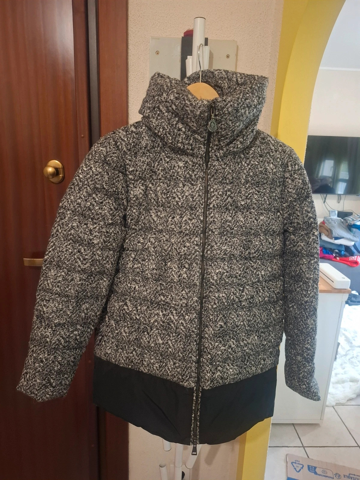 Doudoune duvet d'oie Moncler gris chiné noir col montant zippé duvet chic