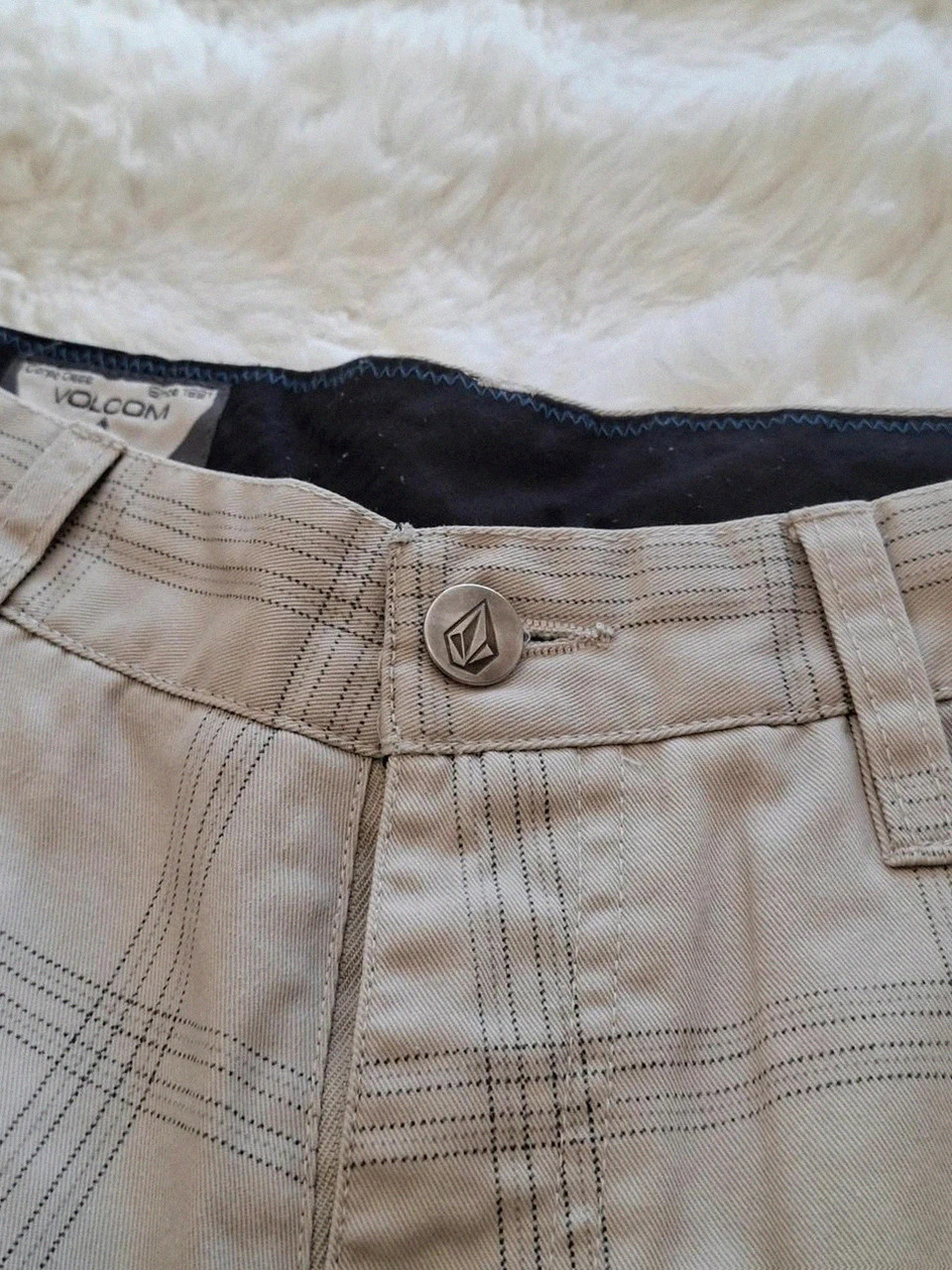 Short écru / beige à carreaux Volcom - Taille 28 (correspond à une taille S adulte / 36) – Volcom – taille S 2