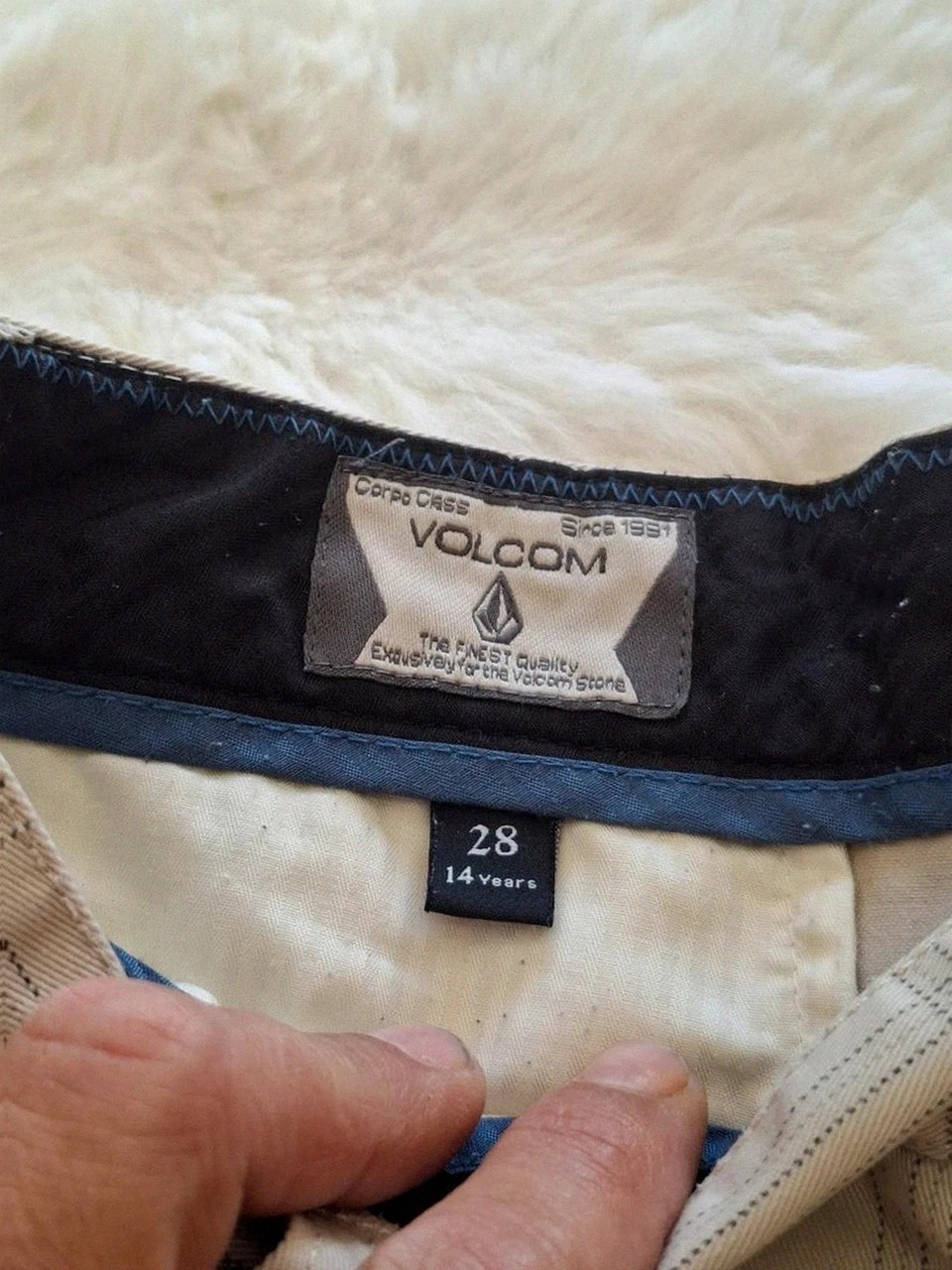 Short écru / beige à carreaux Volcom - Taille 28 (correspond à une taille S adulte / 36) – Volcom – taille S 3