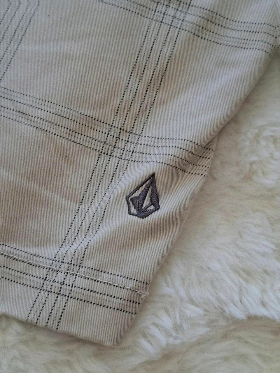 Short écru / beige à carreaux Volcom - Taille 28 (correspond à une taille S adulte / 36) – Volcom – taille S 4