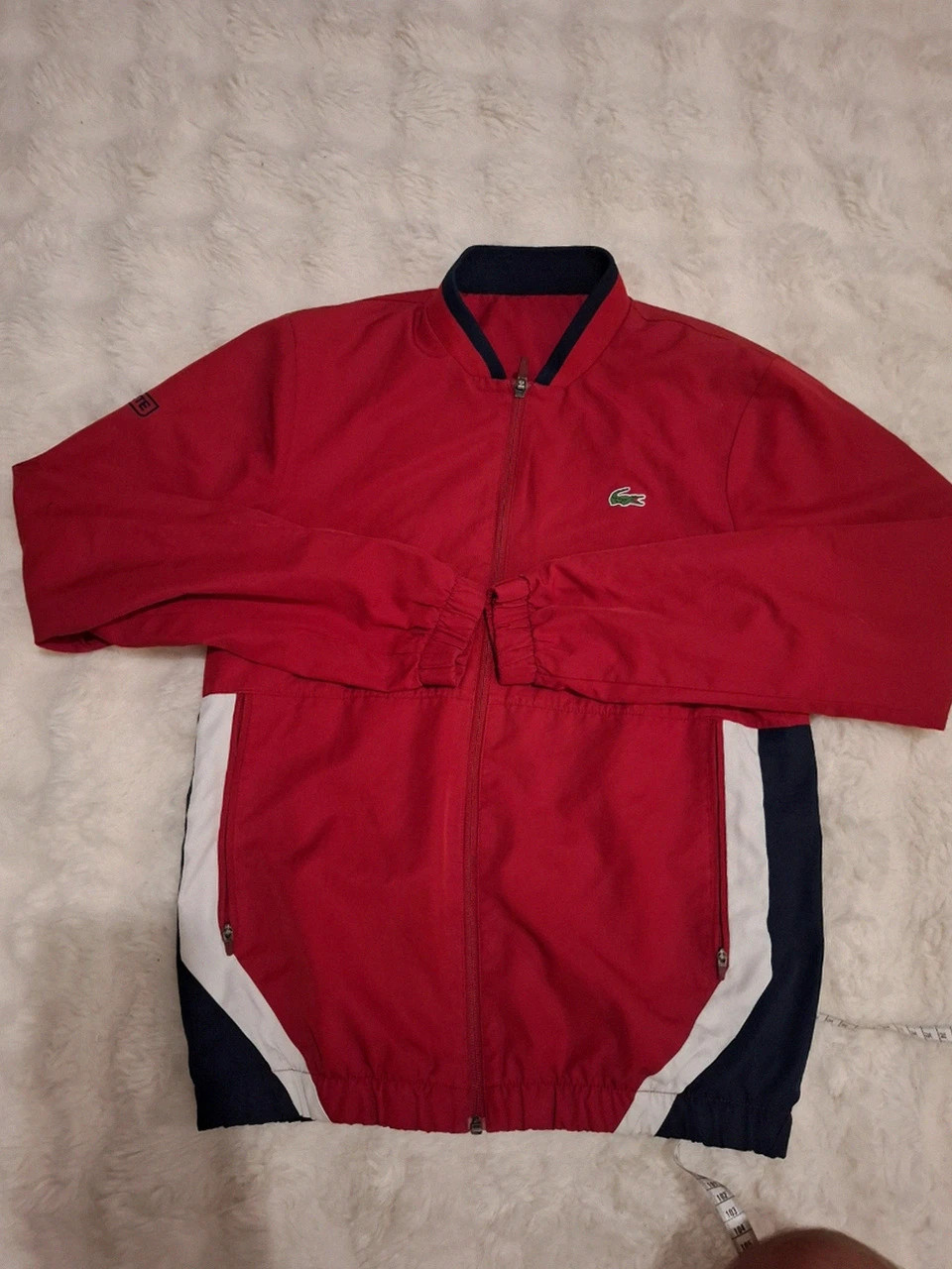Lacoste Veste Sport / Coupe-Vent Rouge & Bleu Marine (Modèle WH9512) – Lacoste Sport – taille S 2