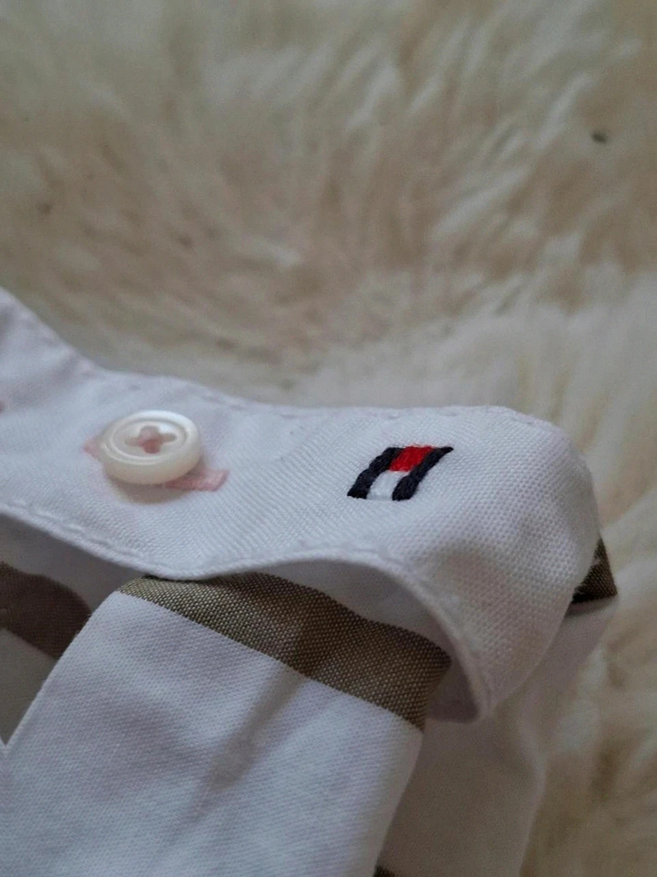 Chemise Femme Manches Courtes Rayée Blanc / Kaki Tommy Hilfiger T.4 / S – Tommy Hilfiger – taille S / 36 / 8 5