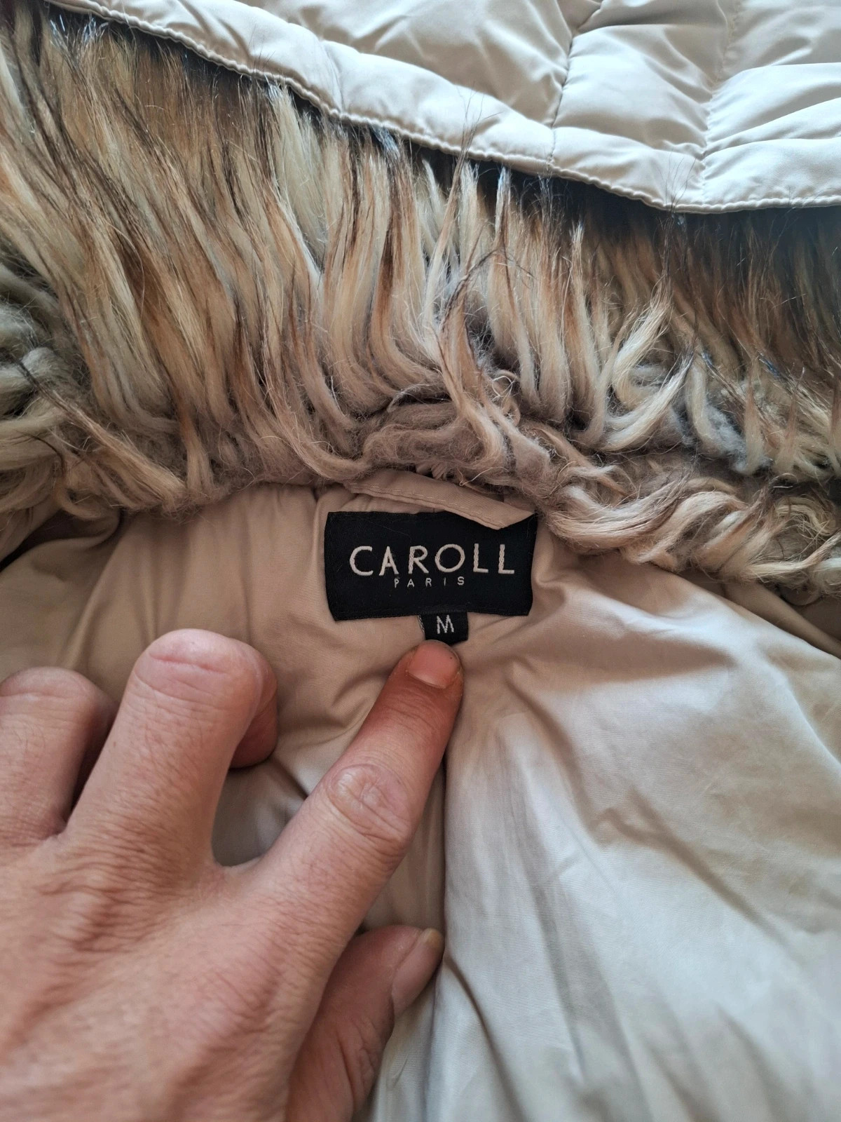 Doudoune Longue Beige à Capuche Fausses Fourrure Caroll Paris T.M / S-M – Caroll – taille M / 38 / 10 3