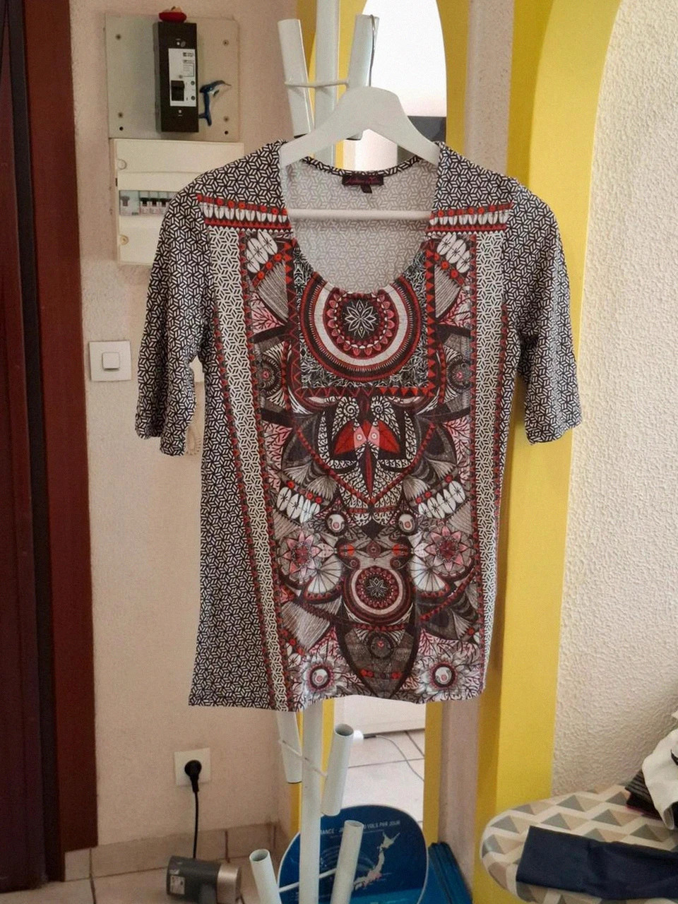 Tunique Imprimé Aventures des Toiles - Artistique et géométrique - Noir, Blanc et Rouge - Taille 38 – Aventures Des Toiles – taille S / 36 / 8 2