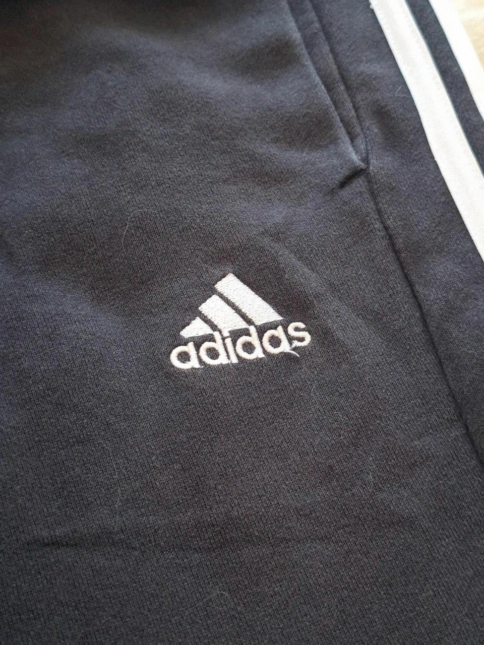 Pantalon de jogging noir Adidas à bandes blanches - Taille S (Homme) – adidas – taille S 2
