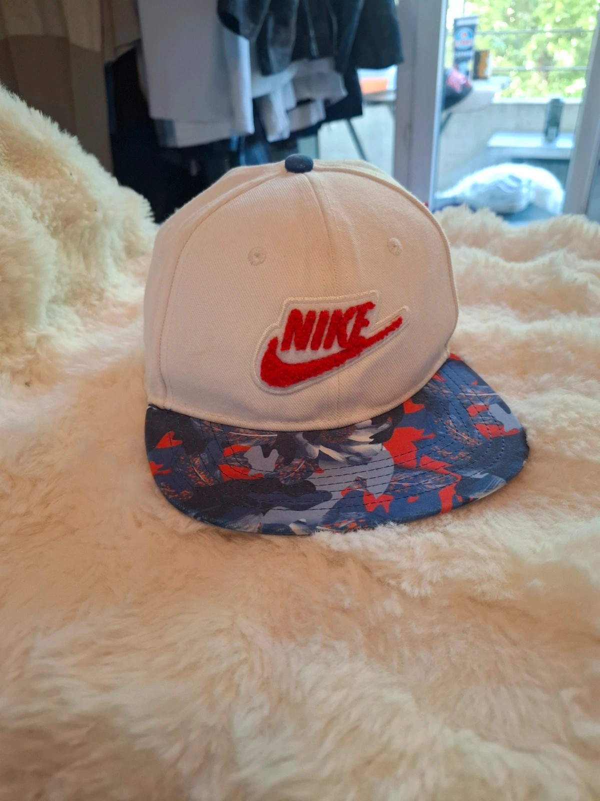 Casquette Snapback Nike Pro – Blanche et Visière Motif Floral / Camo – Taille Unique