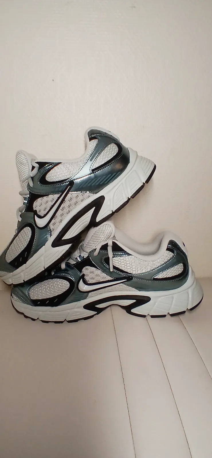 Basket Nike V5 RNR Blanches Et Bleu Métallisé  – Nike – taille EU 41 7