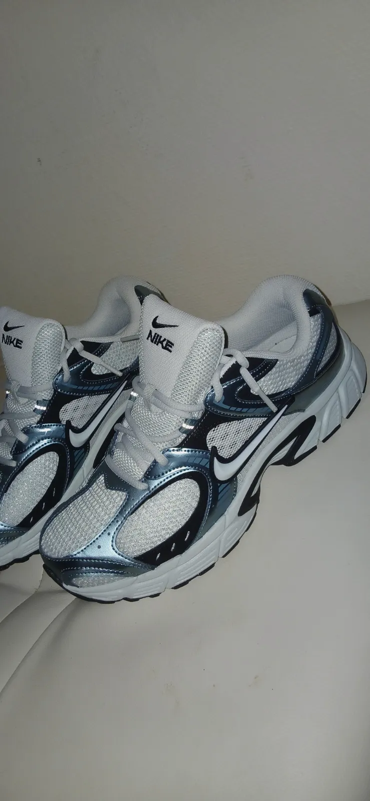 Basket Nike V5 RNR Blanches Et Bleu Métallisé  – Nike – taille EU 41 2