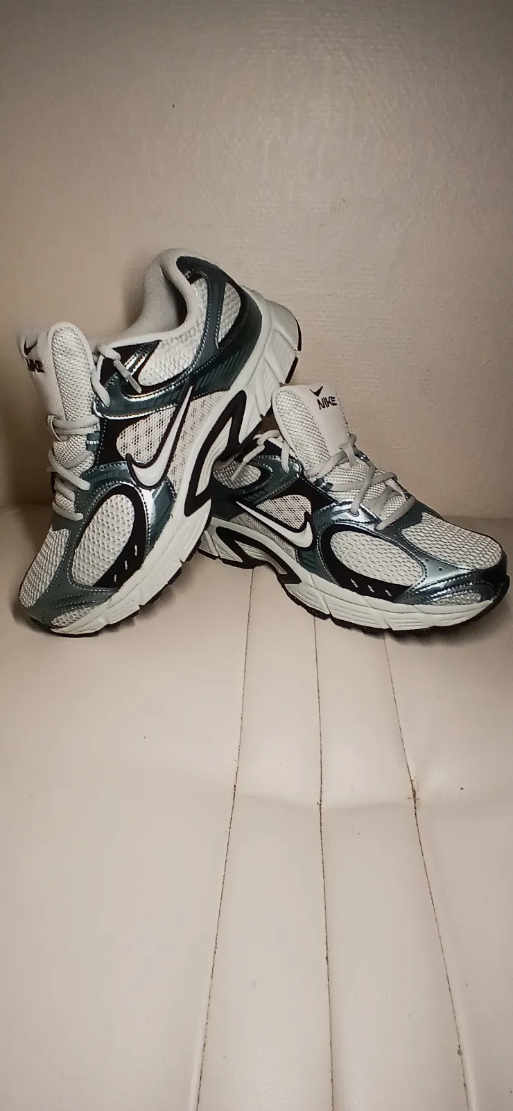 Basket Nike V5 RNR Blanches Et Bleu Métallisé  – Nike – taille EU 41 4