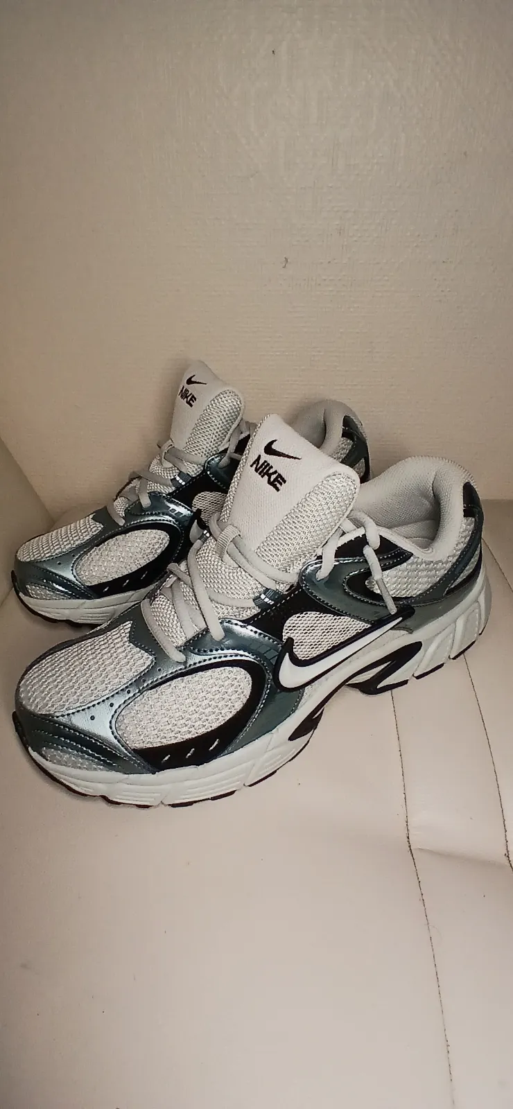 Basket Nike V5 RNR Blanches Et Bleu Métallisé  – Nike – taille EU 41 5