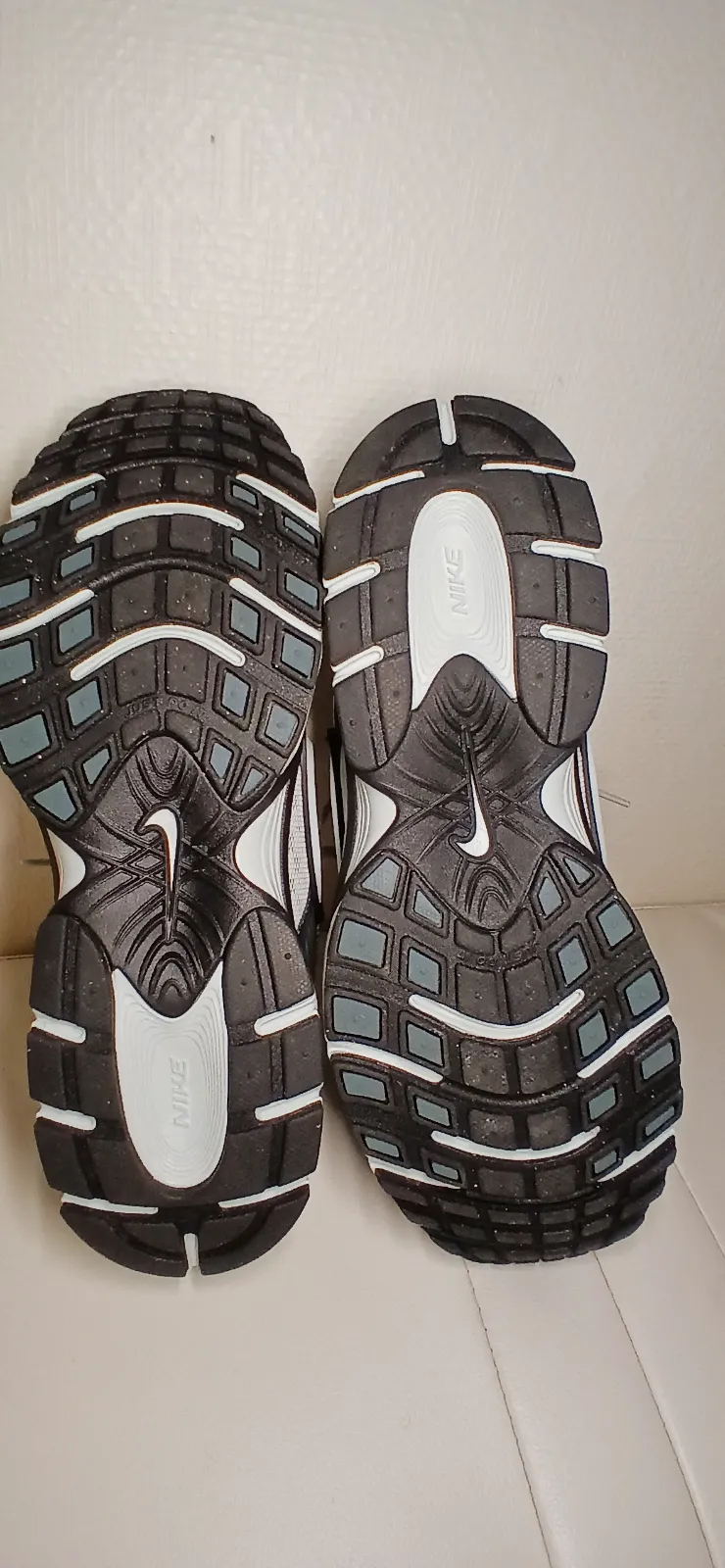 Basket Nike V5 RNR Blanches Et Bleu Métallisé  – Nike – taille EU 41 8