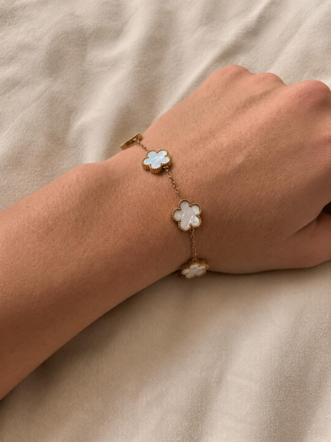 Bracelet élégant à motif trèfle blanc 3