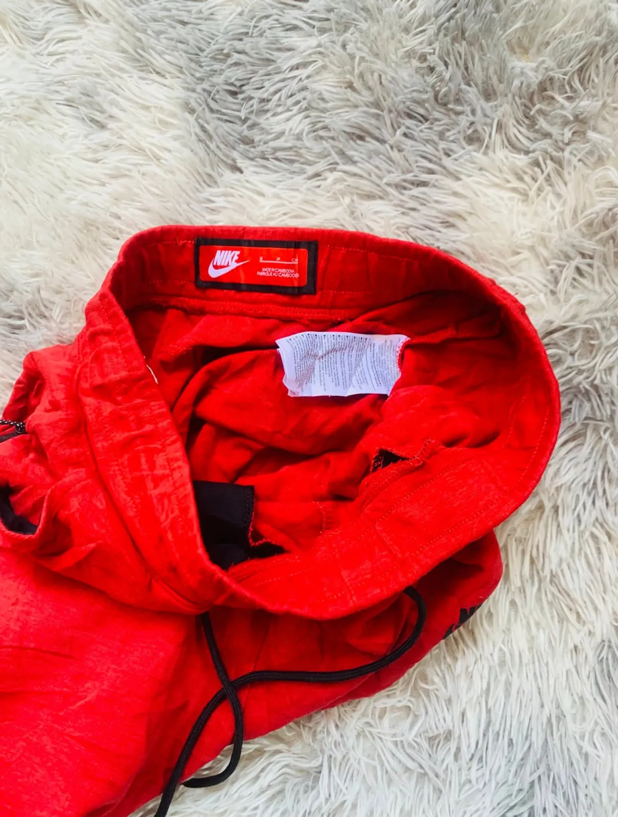 Rote Shorts mit Logodetail 5